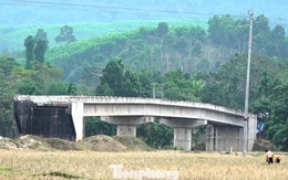 Cầu tiền tỷ xây xong rồi bỏ hoang