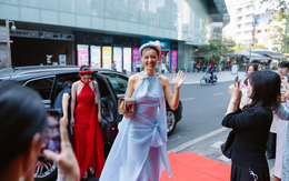 1 địa điểm thu hút được cả dàn hoa hậu đình đám check in, cả Miss Cosmo cũng háo hức mặc áo yếm truyền thống Việt Nam đến trải nghiệm