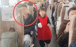 Bức ảnh đang gây tranh cãi: Đứa trẻ tự tin, dũng cảm hay cha mẹ thiếu tế nhị, không nhắc nhở con ở nơi công cộng?