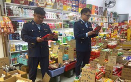 Đột kích kiểm tra diện rộng: Phát hiện một cơ sở bán hàng cấm, tịch thu hàng trăm sản phẩm vi phạm, có hộ bị đề xuất phạt 175 triệu đồng