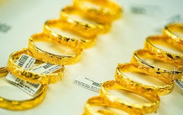 Sau gần một thập kỷ mua vàng, tôi nhận ra điều đáng sợ nhất không phải giá