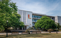 Ở Việt Nam, có một đại học "đi bộ 5 năm chưa hết ngóc ngách của trường", sinh viên được cộng điểm nếu... đi xe bus