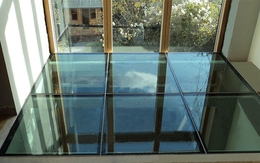 Có nên dùng kính cường lực thay thế sàn bê tông?