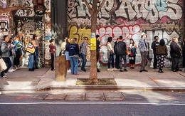 Phong trào xếp hàng để mua đồ ăn gây sốt