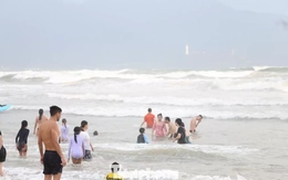 Đổ xô tắm biển Đà Nẵng dù sóng to gió lớn