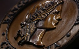 Một NHTW gây chấn động, tăng lãi suất 100 điểm cơ bản