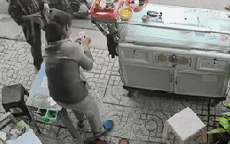 2 người phụ nữ nhảy múa giữa phố sau khi cào tờ vé số cuối cùng: Số tiền thưởng khiến tất cả reo hò