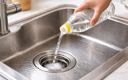 Học mẹ tôi: Chỉ cần đổ giấm vào đúng chỗ này, bếp sạch bóng - không làm là rất dễ tắc nghẽn cả tuần