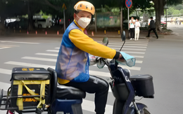Shipper 43 tuổi ban ngày làm văn phòng, tối mở app đi giao đồ ăn: Kiếm thêm gần 12 triệu/tháng!