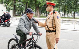 Nghĩ CSGT nghỉ Tết, người đàn ông uống rượu vẫn đạp xe và bị phạt