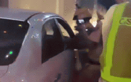 Clip CSGT TP.HCM đập cửa kính xe công nghệ, khống chế tên cướp: Lời đề nghị gấp của tài xế