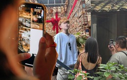 Hàng loạt quán cà phê buộc phải từ chối phục vụ vì trào lưu mang vali đi makeup, chụp flash hàng giờ liền