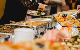 Phát hiện nhóm khách 7 người đi ăn buffet cao cấp hết 300 con cua và cá hồi, 50 hộp sầu riêng, 80 bát chè: "Còn chưa no lắm"