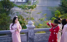 Chụp ảnh áo dài 'đậm chất điện ảnh' ở tu viện Vĩnh Nghiêm