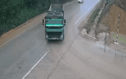 Xe đầu kéo lật đè trúng ô tô, 2 người thương vong: Góc camera hé mở nguyên nhân