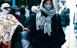 Những hình ảnh "lạ" trong sáng Hà Nội lạnh 12 độ C: Người dân đốt lửa, bạn trẻ trùm cả chăn đi đường