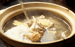 Vì sao nên nêm muối muộn khi ninh xương?