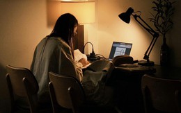 Đi cà phê một mình với nhiều tài sản giá trị thì phải xoay xở sao khi cần đi vệ sinh?