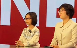 Cô bé 9 tuổi đứng trước ống kính VTV, dẫn bản tin tiếng Anh "chuẩn" biên tập viên