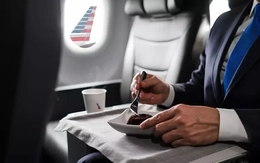Bữa ăn cao cấp trên máy bay bị chê như 'thịt in 3D', hãng phải xin lỗi