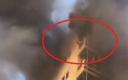 Khoảnh khắc chủ nhà nhảy xuống từ tầng 6 thoát thân trong vụ cháy nhà 7 tầng ở Hà Nội