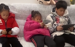Cảnh tượng 8 đứa trẻ cắm mặt vào điện thoại trong buổi họp mặt gia đình gây ám ảnh