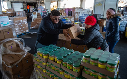 Buồn của nền kinh tế lớn nhất thế giới: Người kiếm nhiều tiền vẫn thấy nghèo, chật vật cả với chi phí trông trẻ, vì đâu?