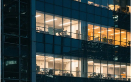 Sau 22h đêm, chuyện gì xảy ra bên trong các toà nhà ngân hàng, công ty công nghệ ở Trung Quốc?