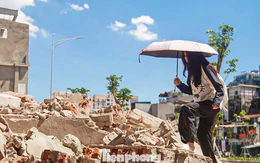 Ngổn ngang những đống phế thải trên Vành đai 1