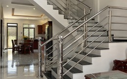 Tại sao ngày càng nhiều gia đình không còn làm cầu thang inox? 2 vật liệu thay thế đẹp, dễ phối nội thất hơn