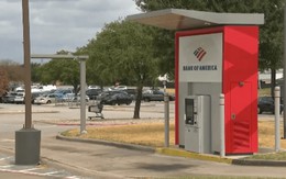 Phát hiện túi chứa hơn 3 tỷ đồng tiền mặt nằm chỏng chơ trên nóc cây ATM