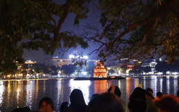 Biển người đổ về các hồ ở Hà Nội chờ xem pháo hoa