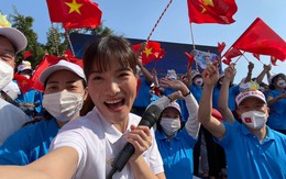 MC từng dẫn Đường Lên Đỉnh Olympia là hoa khôi tại Ngoại thương, 24 tuổi xây nhà cho bố mẹ, vỡ òa khi nhận tin nhắn 5 chữ từ nhà báo Lại Văn Sâm