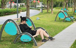 Sự thật bất ngờ đằng sau bức ảnh chụp chiếc ghế trong công viên