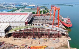 ‘Siêu sà lan’ đã neo đậu gần nhà máy của Tập đoàn Đại Dũng, chuẩn bị lai dắt khối cầu đi bộ nặng 3.000 tấn qua sông Sài Gòn