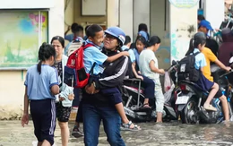Nhiều trường học ở TPHCM cho học sinh tan học sớm tránh triều cường