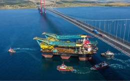 Phát hiện khối sắt khổng lồ cao 135m di chuyển cùng đoàn hộ tống, bất ngờ hạ xuống còn 57m để thực hiện nhiệm vụ đặc biệt