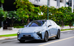 Lexus ES thế hệ mới ra mắt tại Việt Nam: điện hóa hoàn toàn, giá hấp dẫn từ 2,34 tỷ đồng