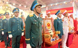 Phút tiễn đưa 731 hài cốt liệt sĩ quy tập tại CV Lê Thị Riêng về nơi an nghỉ