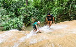 Phát hiện thác nước kỳ lạ ở nước láng giềng Việt Nam, nước đổ ào ào nhưng du khách vẫn leo ngược ầm ầm