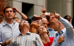Cổ phiếu chứng khoán bất ngờ bùng nổ, hàng loạt mã đua nhau "xanh, tím"