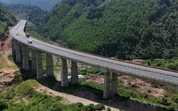 [Ảnh] Ngắm cao tốc La Sơn - Hòa Liên 4 làn xe uốn lượn giữa núi rừng