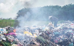Lò đốt hỏng, công nhân ngày ngày châm lửa đốt rác giữa cánh đồng ở Ninh Bình