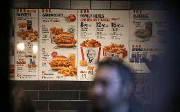 Lần đầu tiên sau 40 năm, KFC đổi nhà cung cấp nước ngọt thành Coca-Cola, loại bỏ PepsiCo