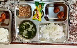 Khay cơm bán trú có muối lạc, 2 miếng thịt viên: Hé lộ mức giá 1 suất ăn