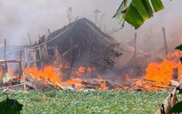 Dãy nhà trọ tự phát ở Hà Nội bốc cháy dữ dội