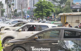 Công an vào cuộc xác minh hàng loạt ô tô bị đập vỡ kính trước chung cư