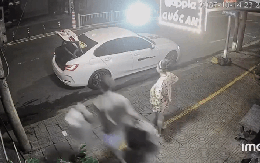 Cảnh tượng không ngờ lúc nửa đêm trước cửa ngôi nhà có bà bầu chuẩn bị đi sinh, gần 3 triệu lượt xem