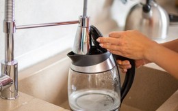 Một người đun nước, cả nhà ung thư? Bác sĩ cảnh báo 3 thói xấu khi đun nước đang "đầu độc" cả gia đình