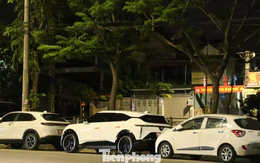 Ô tô tiền tỷ nằm vỉa hè qua đêm, cư dân chung cư nơm nớp lo mất trộm